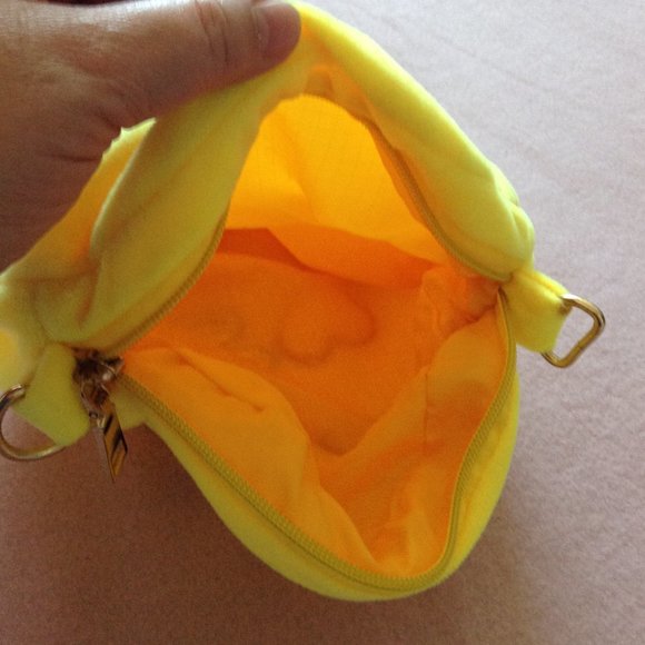 Plush Kiss Emoji Purse with Metal Chain Strap - Picture 8 of 8